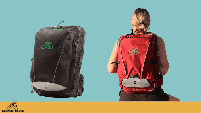 On the left an image of a grey GrüneStrasse Shellback with animated lines at the edges to highlight it. On the right, an image of a person from behind wearing a red version of the backpack. At the bottom the GrüneStrasse logo is displayed. On the left an image of a grey GrüneStrasse Shellback with animated lines at the edges to highlight it. On the right, an image of a person from behind wearing a red version of the backpack. At the bottom the GrüneStrasse logo is displayed.